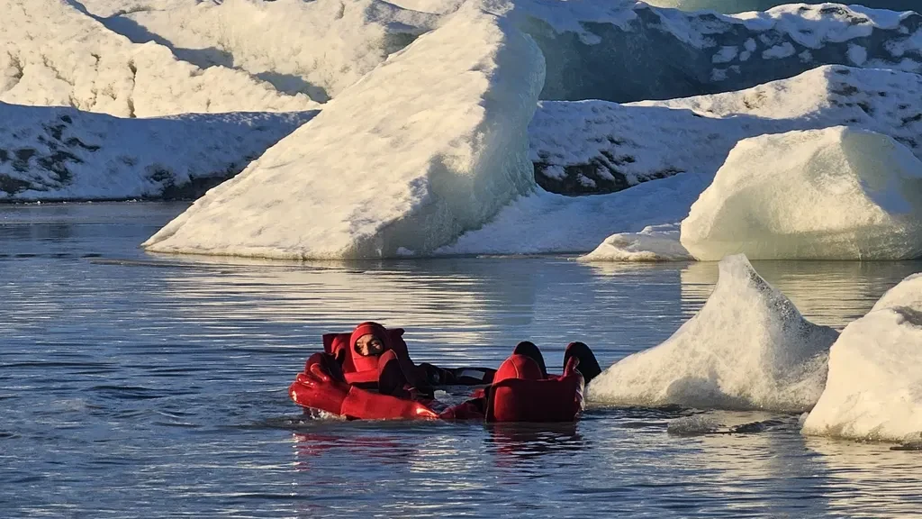 IS-excursie-Ice-floating-tour-beleven-1.webp