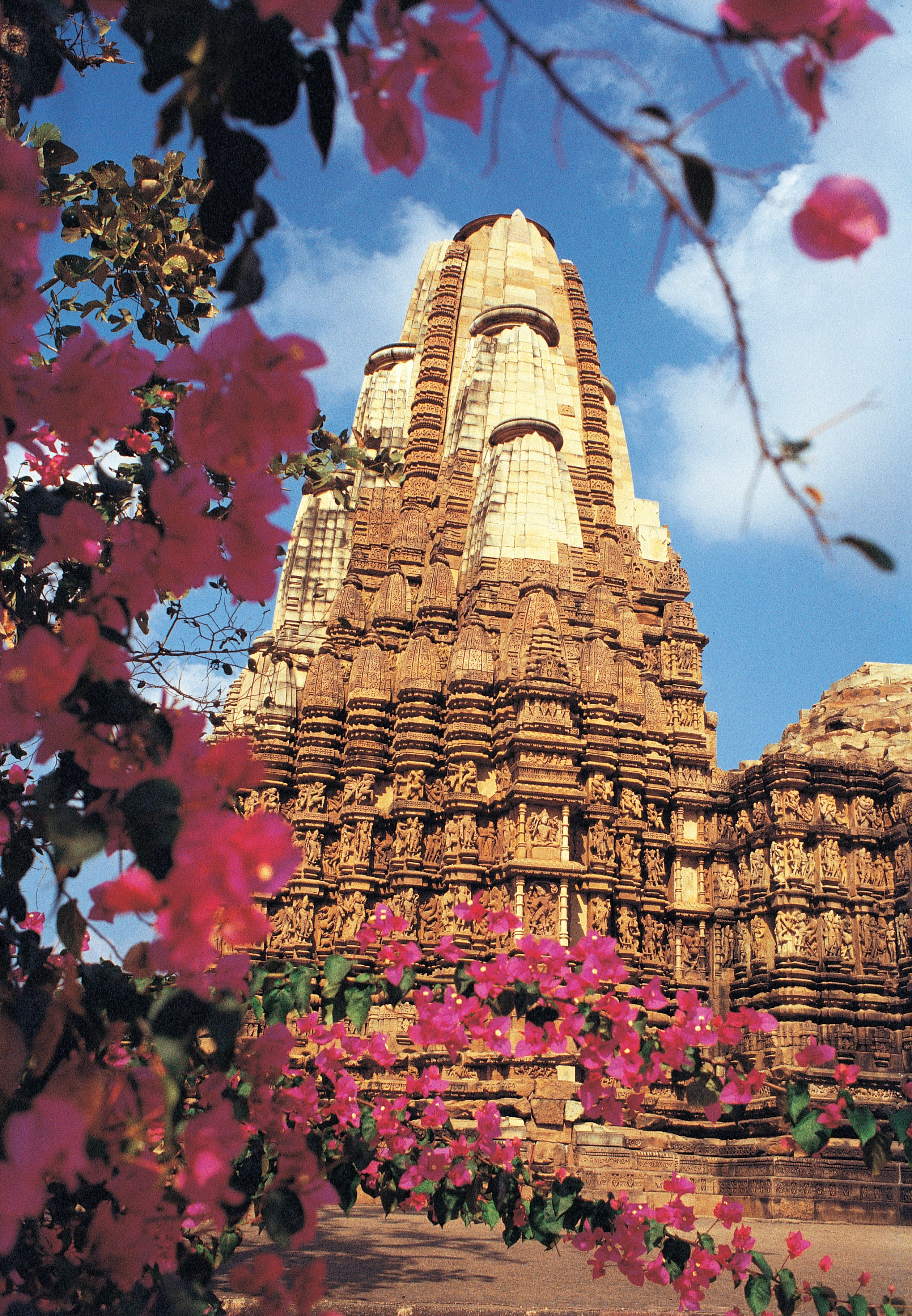 IN - Excursie - Khajuraho Building Exterior.webp