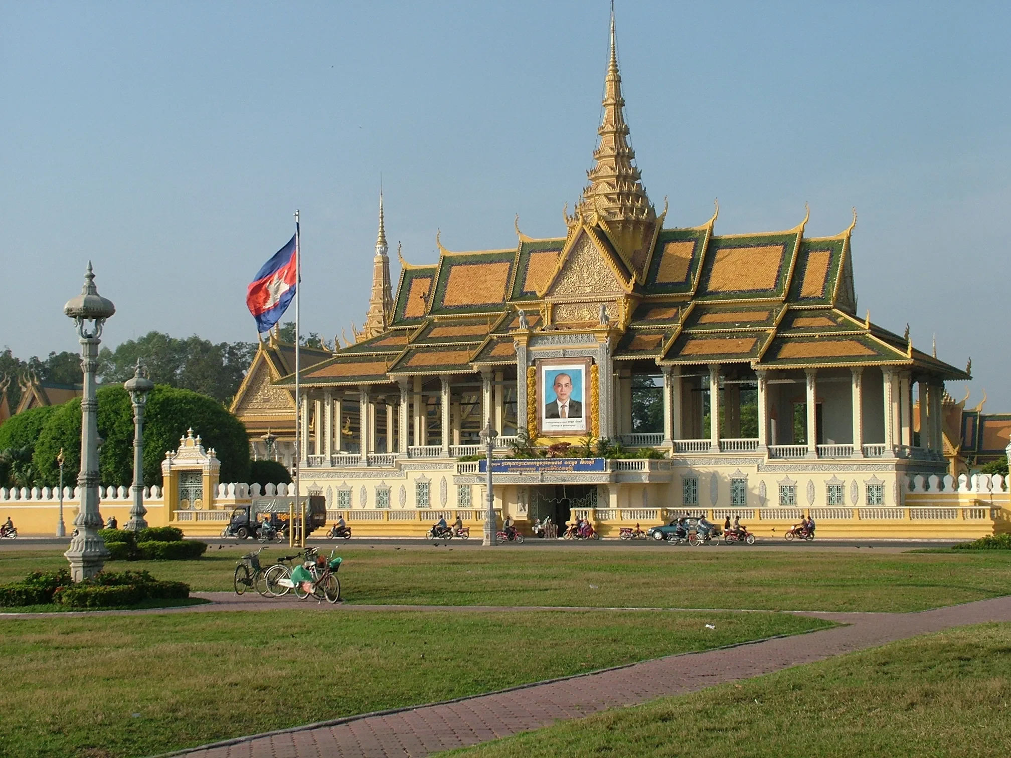 KH - Excursie - Phnom Penh Royal Palace front view.webp