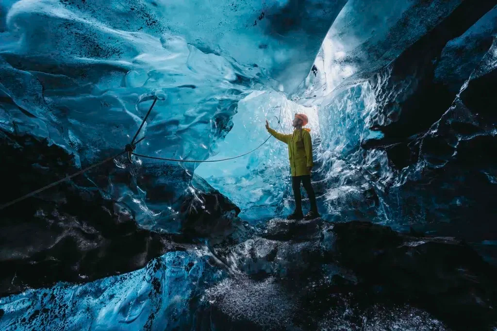 IS-excursie-blue-crystal-ice-cave-tour-beleven-3.webp