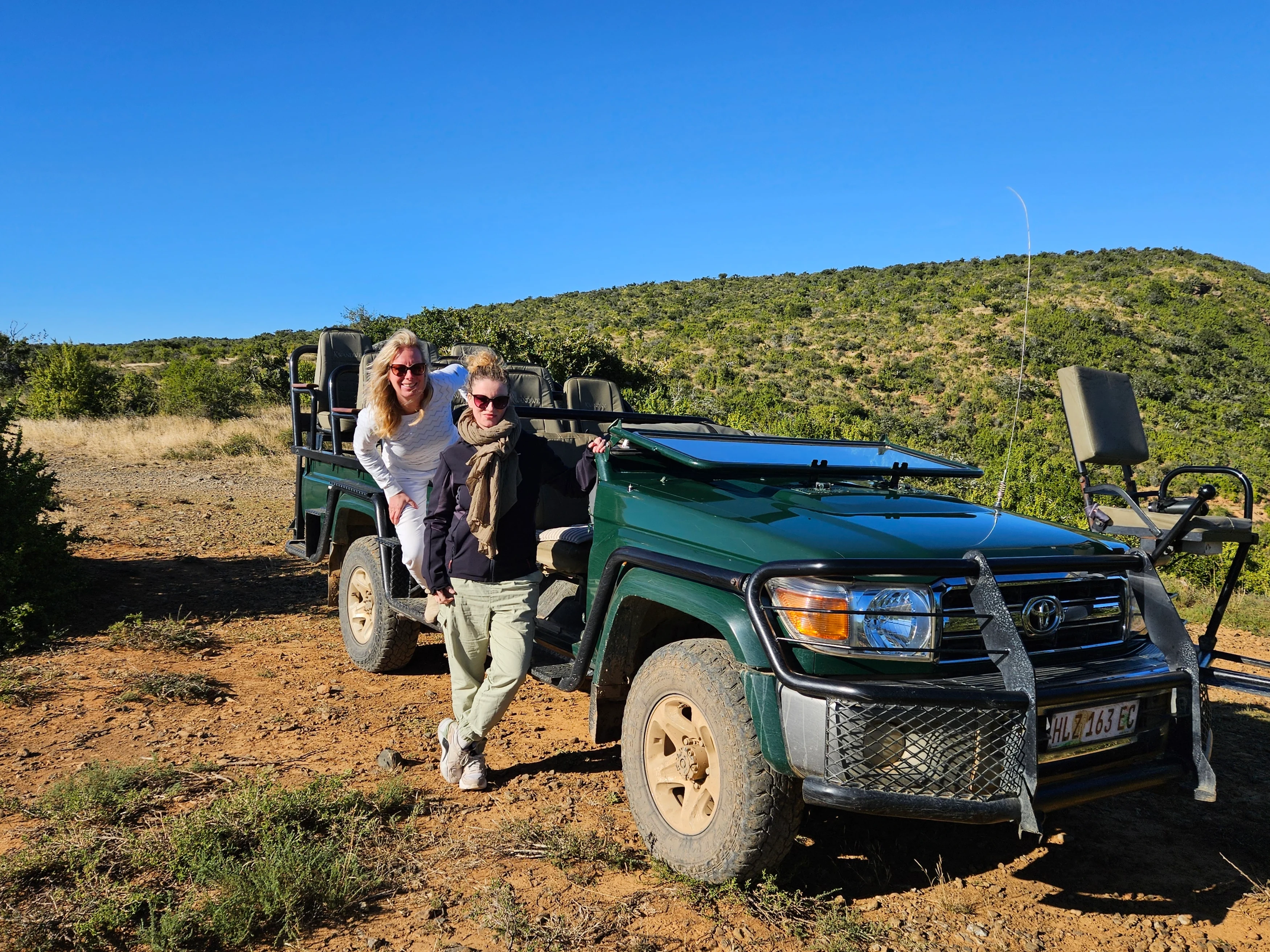 ZA - Studiereis Katrijn en Evelyn 2025 - Excursie - Kwandwe Game Reserve safari - Evelyn en Katrijn (1).webp