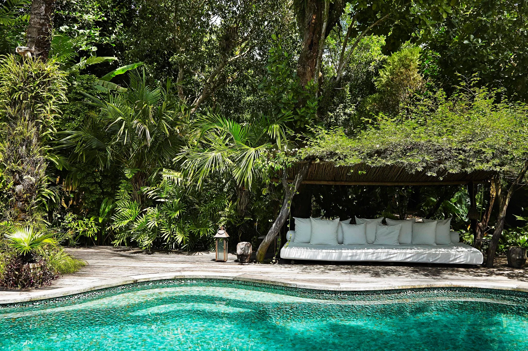 BR-accommodatie-Uxua-zitje-pool.webp