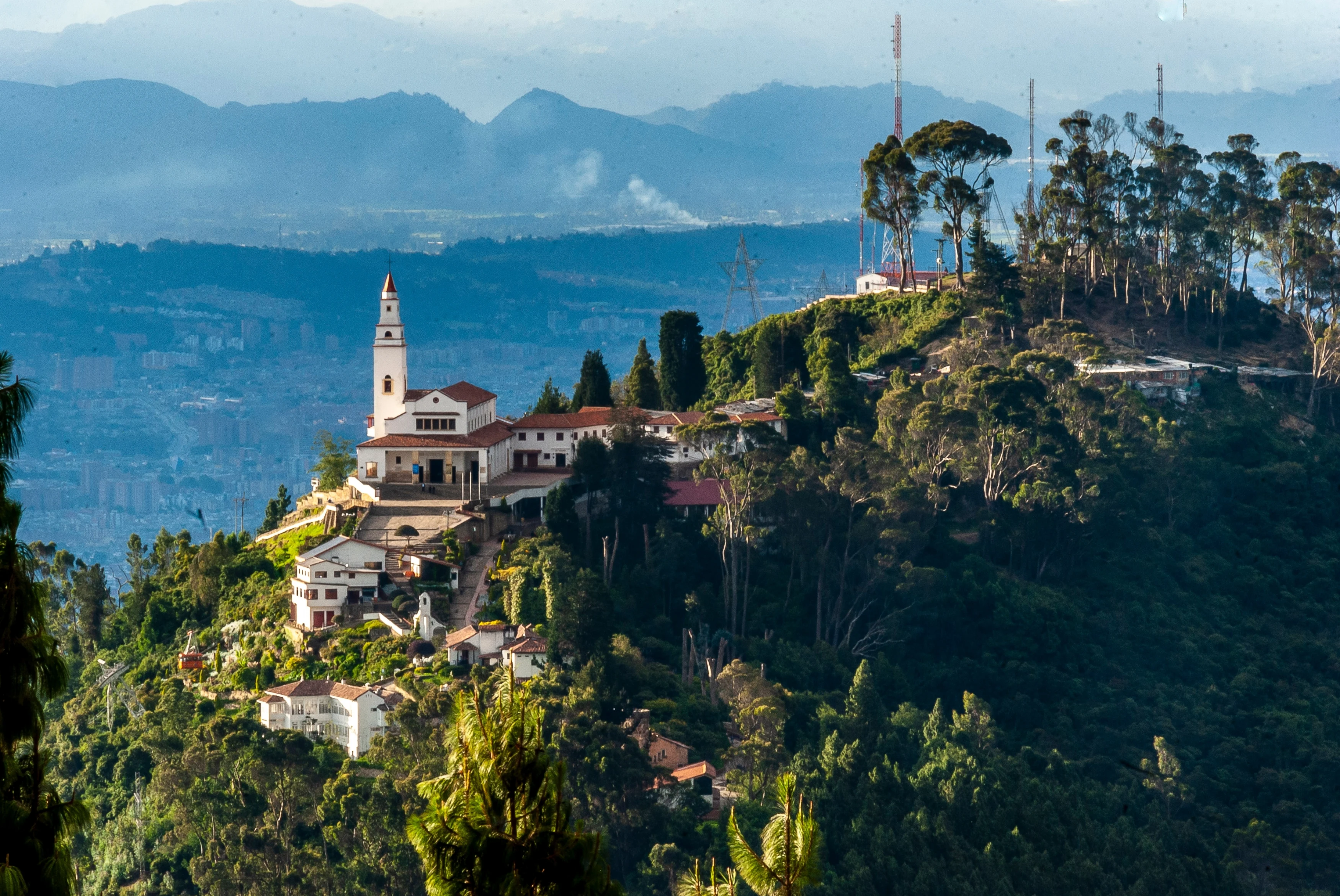 CO-Monserrate en Guadelupe Hills Bogota - Shutterstock - Enkel redactioneel.webp
