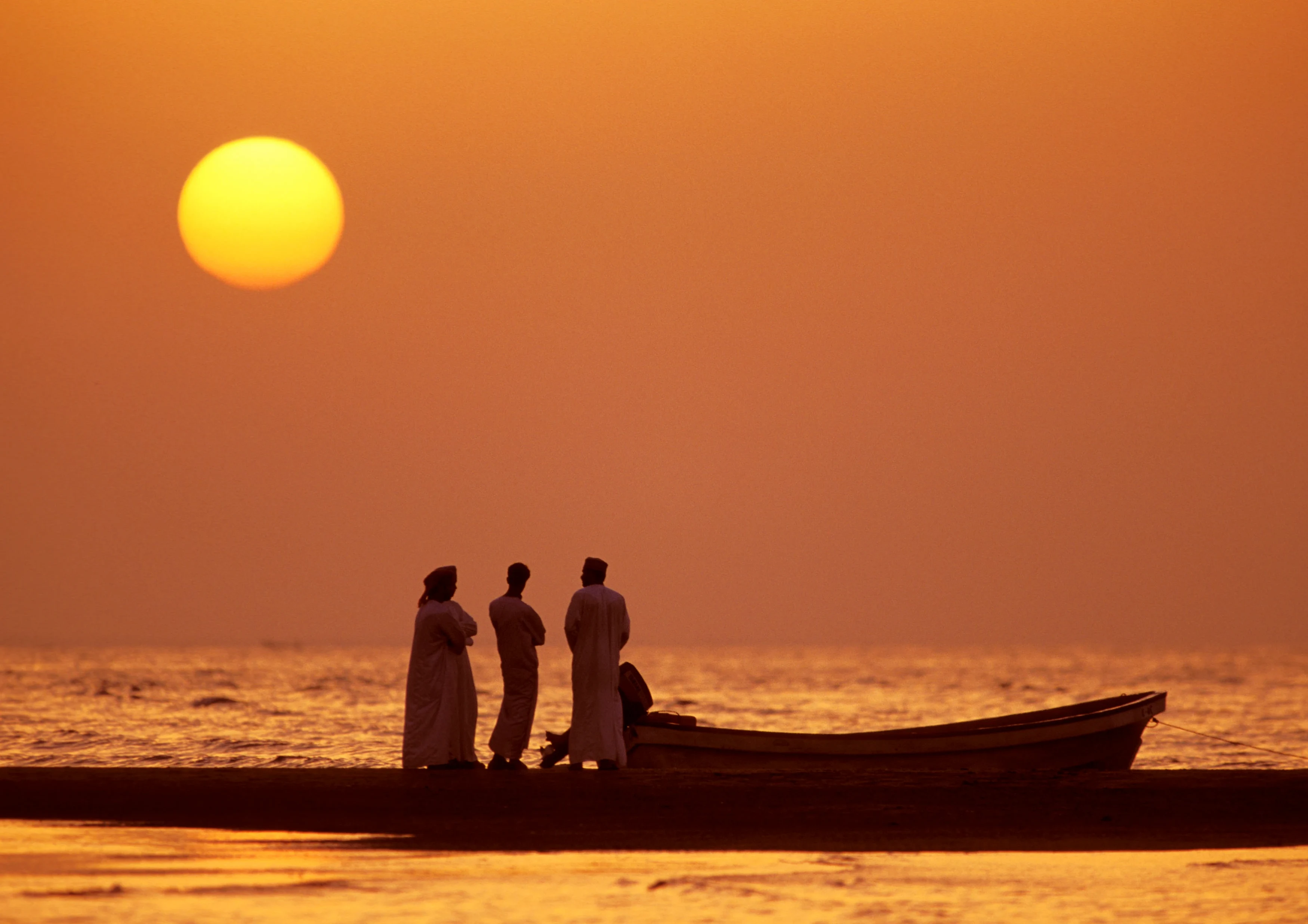 OM - Algemeen - Omani man on the beach at sunset.webp