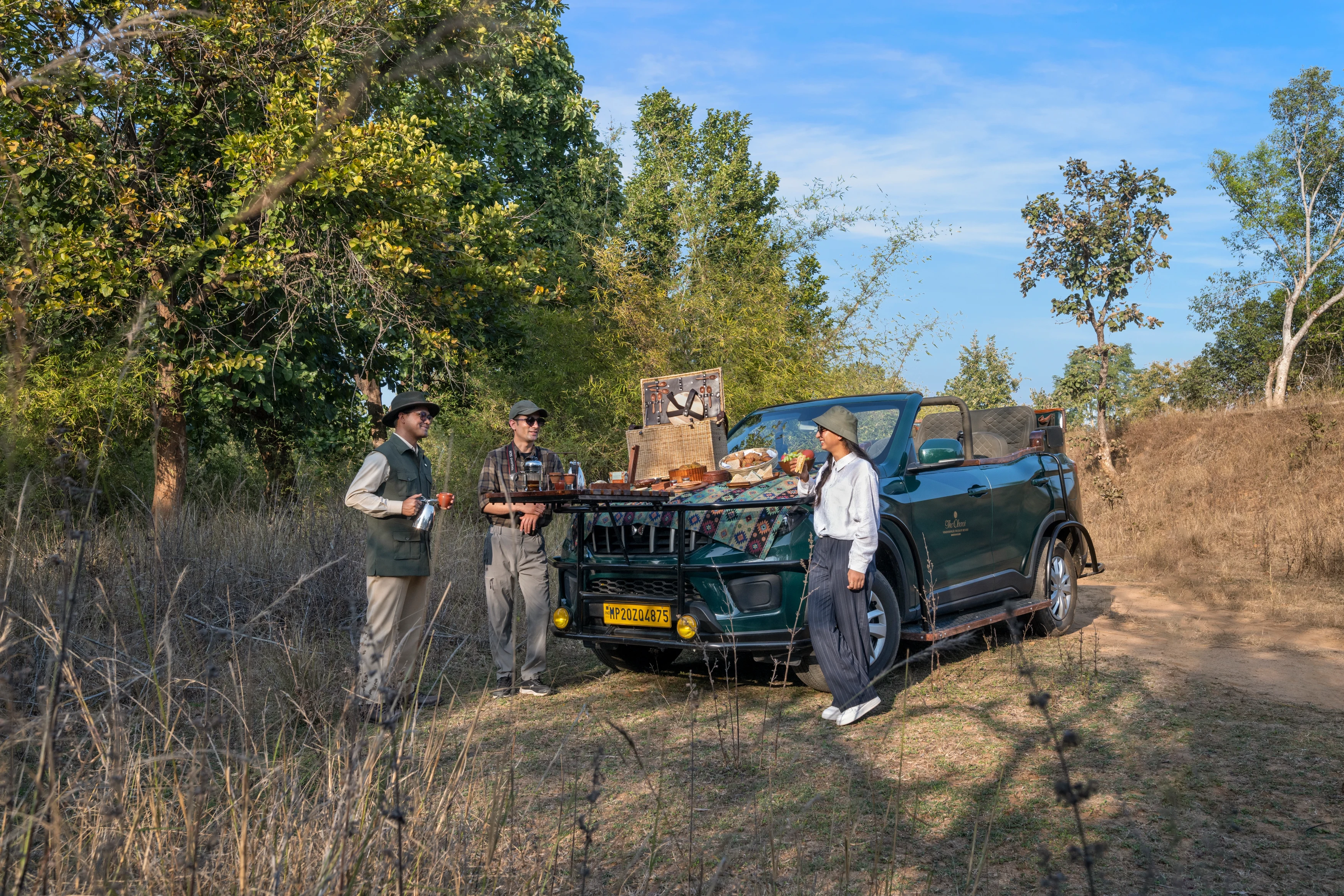 IN-accommodatie-The Oberoi Vindhyavilas Wildlife Resort-Bonnet Brakfast on Jungle Safari.webp