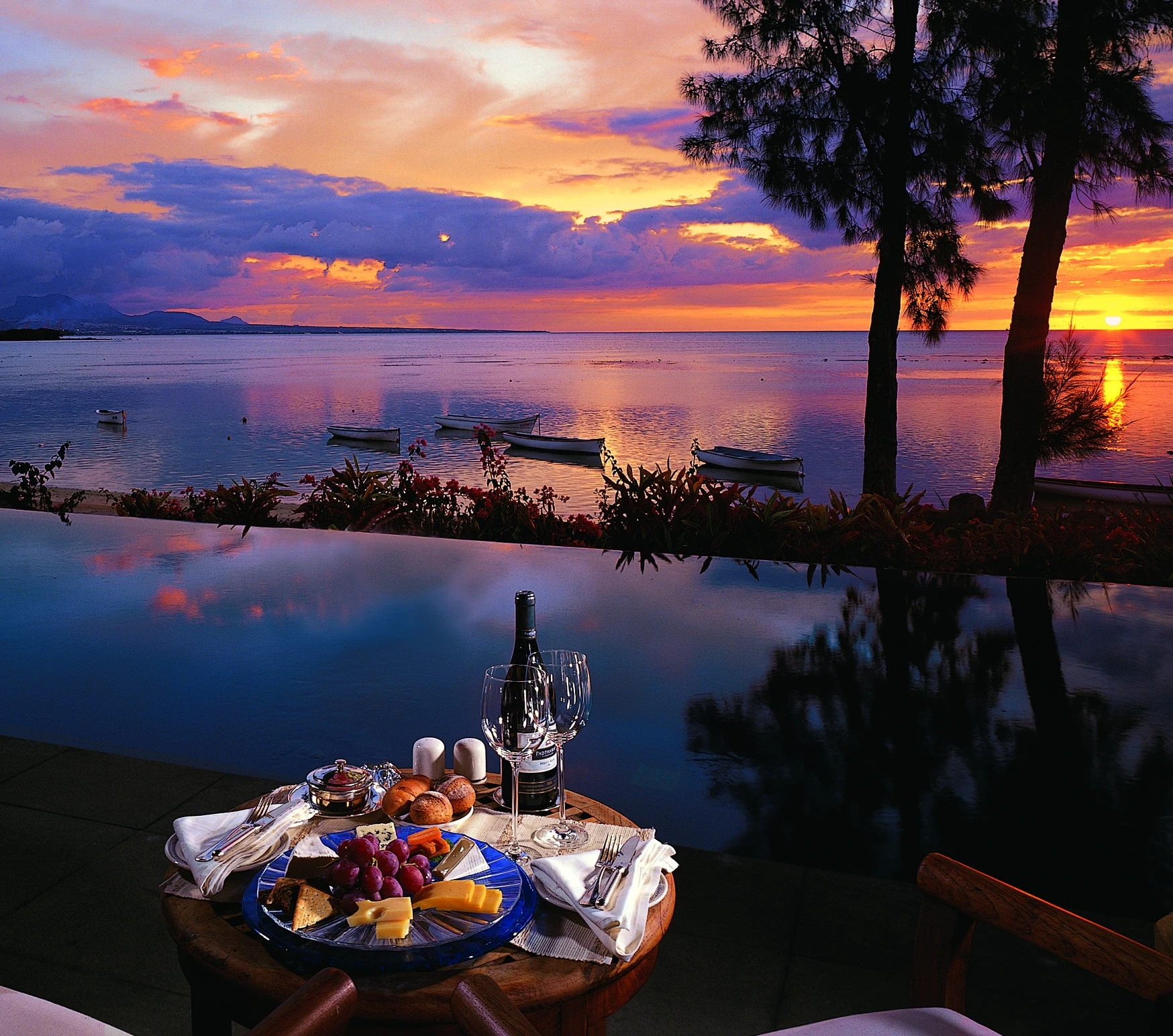 MU - The Oberoi Mauritius - Bites and drinks at the pool terrace.webp