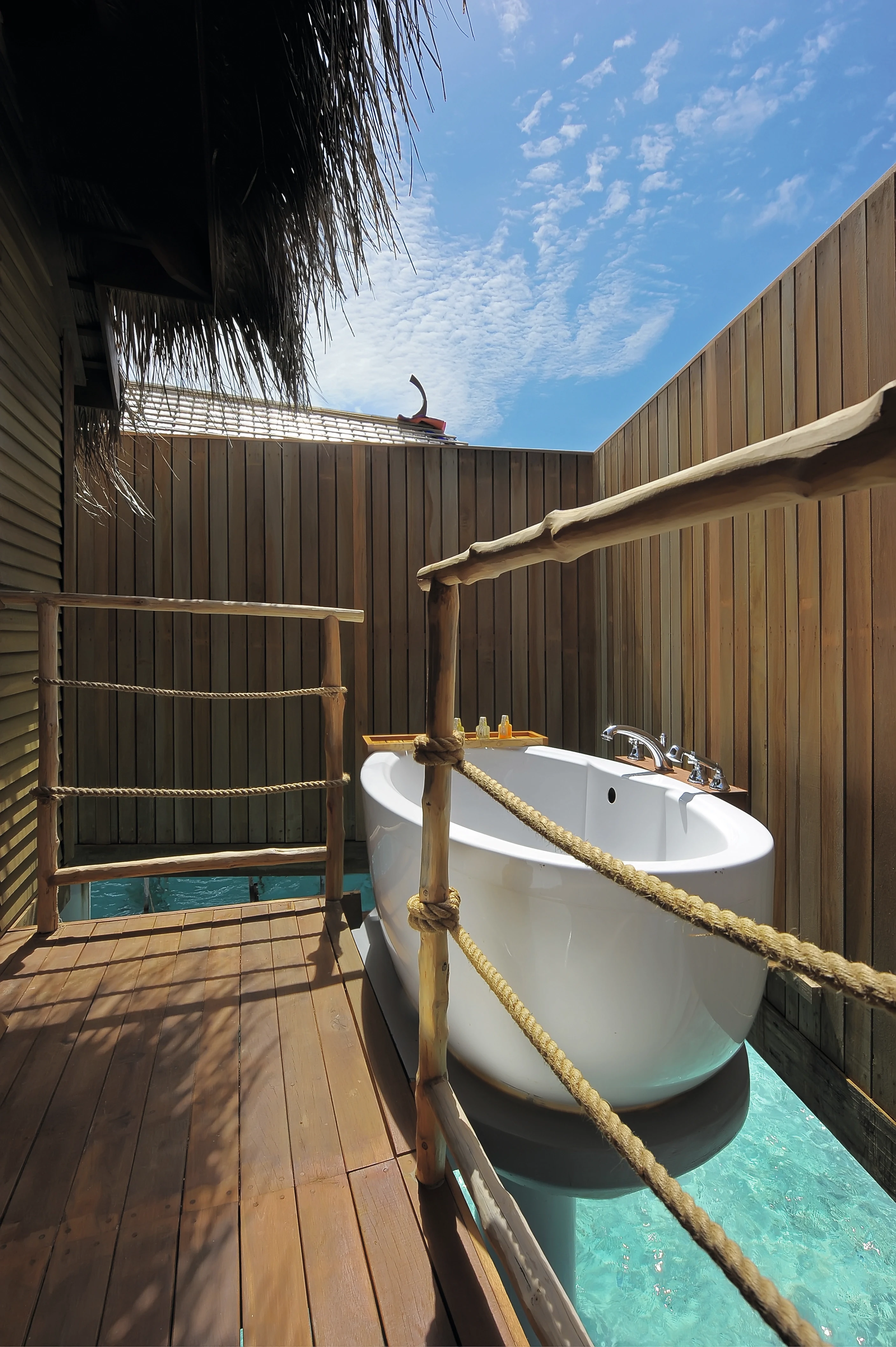MV - Moofushi - Senior Water Villa Outdoor bath.webp