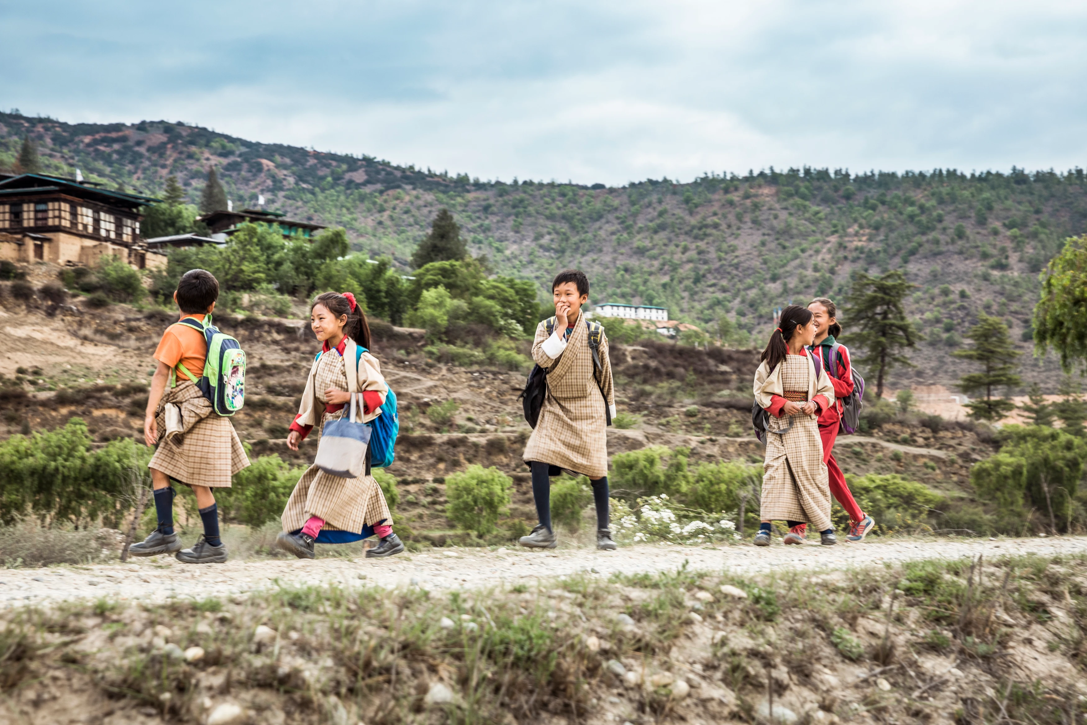 BT-excursie-Shaba-Paro-School-Boys-and-Girls-Traditional-Dress.webp